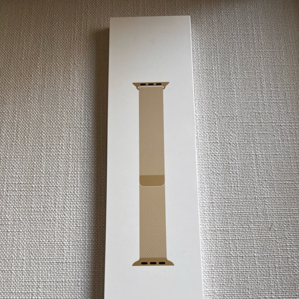 Apple 44mm Gold Milanese Loop watch band